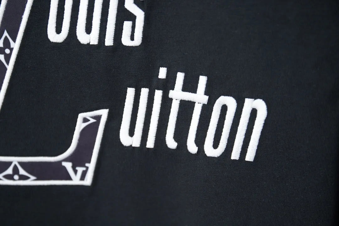 🅿️180 1V 25SS early spring new style Short sleeves with embroidered LV letters Light luxury Essential item for daily commuting for men and women Correct version Welcome to compare Detailed features · 320g 100% pure cotton double yarn jersey fabric · Custom dyed special thickening in the same vat 32 pieces double-strand 1X1 thread · Imported Tajima machine appliqué embroidery LV letter technology · Double needle stitching cross-stitch technology · Original main mark, washable tag, brand moisture-proof paper packaging Color: black/white Size: S/M/L/XL